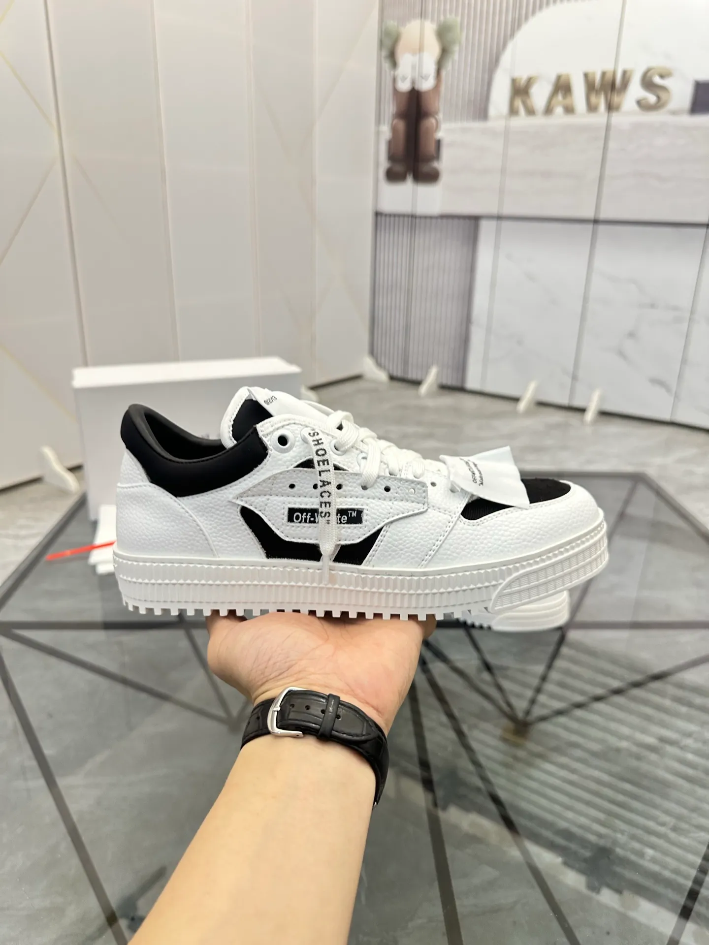 Selling men's shoes 💰: 💰P500¥ High-end top quality Product trademark: OFF WHITE *"OFF WHITE*" low-top casual shoes Regular size: 35-45 (can be customized to 46) Couple style Product materials: Upper imported first-layer cowhide stitched with original fabric, genuine leather lining, original outsole. No.: H203